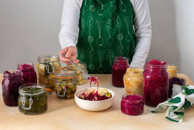 Farklı lahana mayalamak, beyaz ve kırmızı lahana, Brüksel ve karnabahar, brokoli, lahana mayalayan kadın