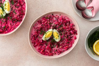 Yaz soğuğu pancar, turp, salatalık, patates ve ottan yapılmış yumurta ile süslenmiş pancar çorbası, ferahlatıcı bir yaz yemeği.