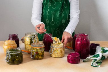 Farklı lahana mayalamak, beyaz ve kırmızı lahana, Brüksel ve karnabahar, brokoli, lahana mayalayan kadın