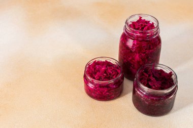 Taze lahana mayalamak, kavanozda kırmızı lahana, lahana turşusu