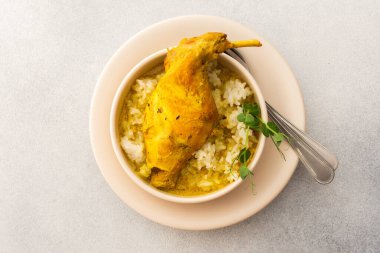 Pirinçli haşlanmış tavşan, yemekle servis edilen masa, lezzetli öğle yemeği veya akşam yemeği.