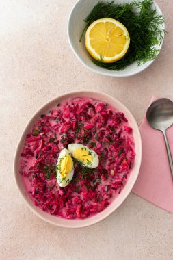 Yaz soğuğu pancar, turp, salatalık, patates ve ottan yapılmış yumurta ile süslenmiş pancar çorbası, ferahlatıcı bir yaz yemeği.