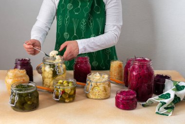 Farklı lahana mayalamak, beyaz ve kırmızı lahana, Brüksel ve karnabahar, brokoli, lahana mayalayan kadın