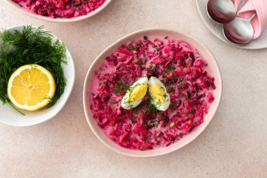 Yaz soğuğu pancar, turp, salatalık, patates ve ottan yapılmış yumurta ile süslenmiş pancar çorbası, ferahlatıcı bir yaz yemeği.