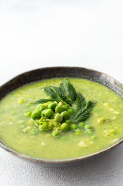 Kremalı brokoli ve naneli yeşil bezelye çorbası.