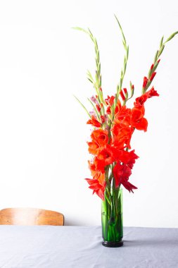 Kırmızı ve menekşe renkli bir buket, çiçeklerle süslenmiş ev dekorasyonu, masanın üzerinde çiçekler olan buket.