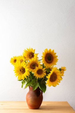 Yaz kırsal buketi kil bir tencerede, parlak sulu dekoratif ayçiçekleri