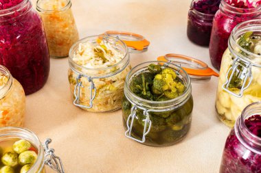 Lahana fermantasyonu, havuçlu beyaz lahana ve tatlı biber soğanlı kırmızı lahana, brokoli ve Brüksel lahanası ve karnabahar, lahana turşusu.