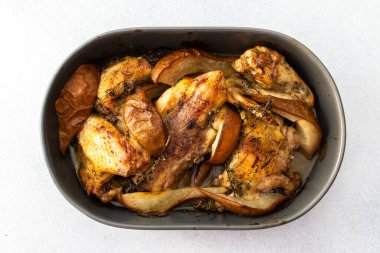 Armut ve kekik ile fırında tavuk, fırında tavuk parçaları ile oval tabak