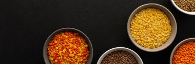 Kâselerde çok renkli mercimek, afiş, sarı ve kahverengi, yeşil ve turuncu mercimek, sağlıklı baklagiller, üst manzara, kopyalama alanı