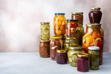 Kış için sebze, konserve sebze ve adjika, reçel ve sebze salatası, turşu veya fermente sebze, kopyalama alanı