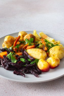 Patates, kabak, havuç ve pancar gibi taze ve iştah açıcı sebzelerin tadını çıkarın. Sağlıklı, hafif ve lezzetli bir kahvaltı ya da öğle yemeği için idealdir.