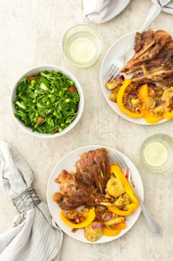 Kavrulmuş kabak, tatlı biber ve soğan ile birlikte sunulan ve mevsimlik sebze ve bitkilerden oluşan taze bir salatayla tamamlanmış sağlıklı bir kahvaltı ya da öğle yemeğinin tadını çıkarın.