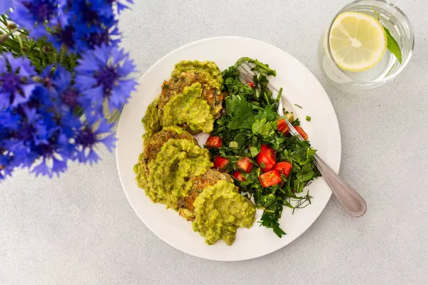 Güne lezzetli kabaklı gözleme ve yeşil bezelye pesto ile başla. Yanında taze sebze ve otlardan oluşan canlı bir salata. Sağlıklı ve dengeli bir kahvaltı için mükemmel.