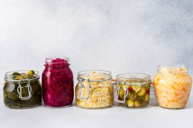 Lahana fermantasyonu, havuçlu beyaz lahana ve tatlı biber soğanlı kırmızı lahana, brokoli ve Brüksel lahanası ve karnabahar, lahana turşusu.