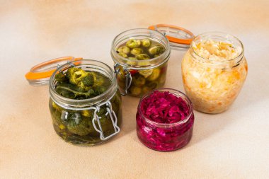 Lahana fermantasyonu, havuçlu beyaz lahana ve tatlı biber soğanlı kırmızı lahana, brokoli ve Brüksel lahanası ve karnabahar, lahana turşusu.