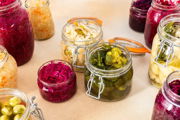 Lahana fermantasyonu, havuçlu beyaz lahana ve tatlı biber soğanlı kırmızı lahana, brokoli ve Brüksel lahanası ve karnabahar, lahana turşusu.