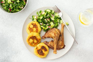 Nohut pirzolası, karışık salata, salatalık ve turp, fırında tavuk bacağı, lezzetli bir öğle yemeği veya akşam yemeği.