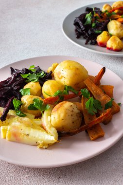 Patates, kabak, havuç ve pancar gibi taze ve iştah açıcı sebzelerin tadını çıkarın. Sağlıklı, hafif ve lezzetli bir kahvaltı ya da öğle yemeği için idealdir.