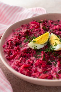 Yaz soğuğu pancar, turp, salatalık, patates ve ottan yapılmış yumurta ile süslenmiş pancar çorbası, ferahlatıcı bir yaz yemeği.