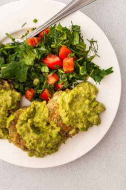 Yeşil bezelye pesto soslu kabaklı sağlıklı bir kahvaltı yapın. Besleyici bir başlangıç için taze mevsimlik sebze ve otlardan oluşan karışık bir salata ile servis edin.