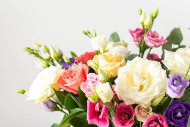 Taze güller ve okaliptüs içeren renkli bir yaz buketi ile özel kutlamalar, güzel ve güzel kokulu bir çiçek aranjmanı oluşturur.