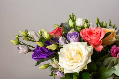 Taze güller ve okaliptüs içeren renkli bir yaz buketi ile özel kutlamalar, güzel ve güzel kokulu bir çiçek aranjmanı oluşturur.