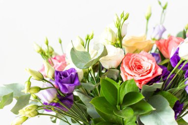 Taze güller ve okaliptüs içeren renkli bir yaz buketi ile özel kutlamalar, güzel ve güzel kokulu bir çiçek aranjmanı oluşturur.