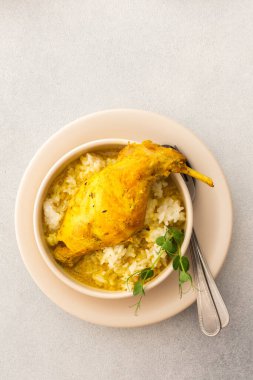 Pirinçli haşlanmış tavşan, yemekle servis edilen masa, lezzetli öğle yemeği veya akşam yemeği.