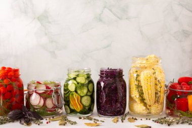 Taze lahana, domates, salatalık ve turplar, mısır ve biber fermantasyonu, sağlıklı beslenmek için probiyotikler ve besinçlerle dolu.