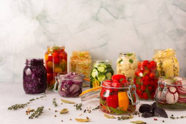 Çeşitli taze sebzeler, lahana ve domates, salatalık ve turp, soğan, mısır, biber ve karnabahar, besleyici ve probiyotik açısından zengin bir besin kaynağı için fermantasyon yapılıyor.