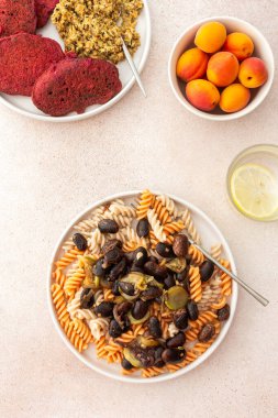 Kurutulmuş fasulye ve kabaklı glütensiz makarna, üzerine ayçiçeği tohumu humusu konmuş pancar krepleri. Bu sağlıklı vejetaryen yemeği hem lezzetli hem de besleyicidir.