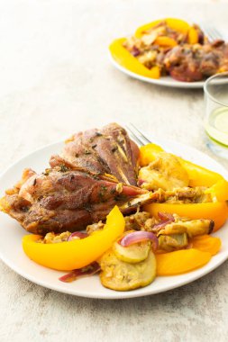 Kızarmış kabak, tatlı biber ve soğan ile birlikte sıcak bir kahvaltı ya da fırında hindi ile öğle yemeğinin tadını çıkarın.