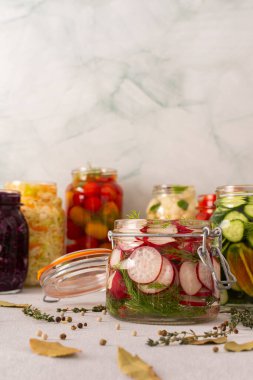 Baharatlı bir kavanozda mayalanan taze turplar, sağlıklı probiyotik açısından zengin yiyecekler, lahana, domates, salatalık ve karnabahar gibi taze mayalanan sebzeler.