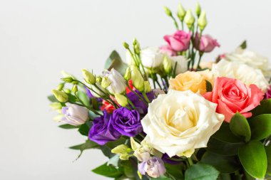 Taze güller ve okaliptüs içeren renkli bir yaz buketi ile özel kutlamalar, güzel ve güzel kokulu bir çiçek aranjmanı oluşturur.