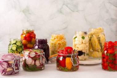 Domates, salatalık ve turp, soğan, mısır, biber ve karnabahar gibi taze lahana fermantasyonu, sağlıklı bir diyet için probiyotikler ve besinler ile paketlenmiş.