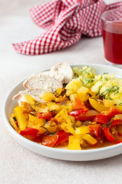 Haşlanmış patates, fırında sebze ve tavuk göğsüyle dengeli bir yemek. Taze domates ve çekirdekle kaplı salatalık salatası.