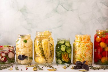 Çeşitli taze sebzeler, lahana ve domates, salatalık ve turp, mısır ve karnabahar, besleyici ve probiyotik açısından zengin bir besin kaynağı için fermantasyon geçiriyorlar.