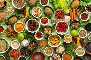 Narin yeşil bir zemin üzerinde taze, çok renkli baharat ve otlardan oluşan canlı bir karışım, yemek pişirmek için mükemmel.