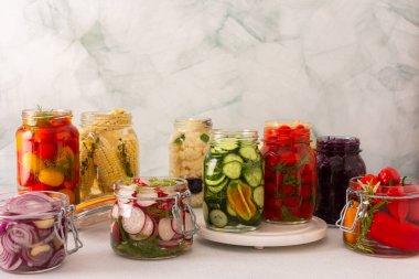 Domates, salatalık ve turp, soğan, mısır, biber ve karnabahar gibi taze lahana fermantasyonu, sağlıklı bir diyet için probiyotikler ve besinler ile paketlenmiş.