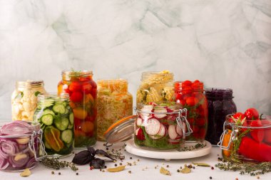 Domates, salatalık ve turp, soğan, mısır, biber ve karnabahar gibi taze lahana fermantasyonu, sağlıklı bir diyet için probiyotikler ve besinler ile paketlenmiş.