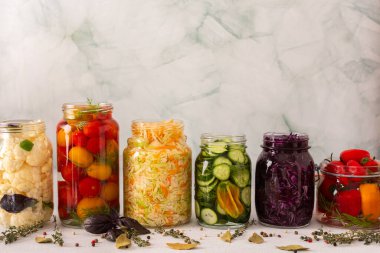 Taze lahana, domates, salatalık, biber ve karnabahar fermantasyonu. Sağlıklı beslenmek için probiyotikler ve besinçlerle dolu.