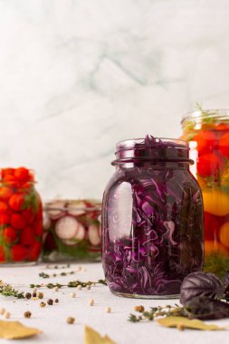 Baharatlarla dolu bir kavanozda fermente edilen taze kırmızı lahana sağlıklı probiyotik zengini yiyecekler, taze mayalanan sebzeler, domates ve turplar yaratıyor.