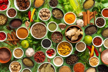 Narin yeşil bir zemin üzerinde taze, çok renkli baharat ve otlardan oluşan canlı bir karışım, yemek pişirmek için mükemmel.