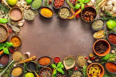 Değişik baharat ve otlardan oluşan bir koleksiyon. Kahverengi bir arka fonda zarif bir şekilde yerleştirilmiş. Doğal güzellik yayıyor.