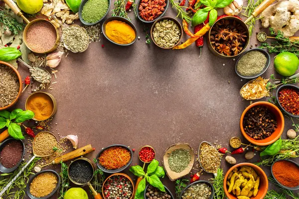 Değişik baharat ve otlardan oluşan bir koleksiyon. Kahverengi bir arka fonda zarif bir şekilde yerleştirilmiş. Doğal güzellik yayıyor.