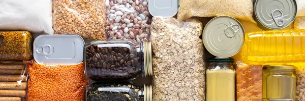 Karantina ve izolasyon için ev yemekleri, konserve yiyecekler, mısır gevreği makarna ve hayatta kalmak için temel malzemeler, askeri operasyonlar sırasında hayatta kalma kavramı, evde kalma kavramı, pankart