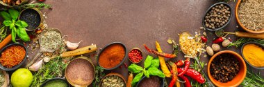 Kahverengi bir yüzeyde taze baharat ve otların görsel olarak çarpıcı bir düzeni, canlı renklerini, karmaşık ayrıntılarını ve zengin mutfak özünü, afişini,