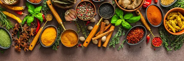 Kahverengi bir yüzeye karşı dizilmiş baharat ve otların zarif bir düzeni, aromatik zenginliklerini, görsel çeşitliliklerini, afişlerini vurguluyor.