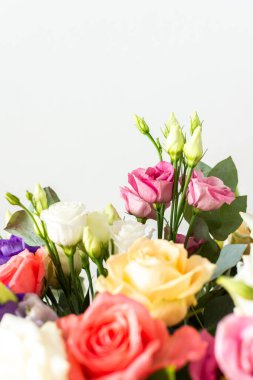 Güzel bir buket canlı gül, okaliptüs, ve beyaz, pembe ve mor renkte narin bir östoma, yıldönümü veya doğum günü kutlaması için mükemmel.